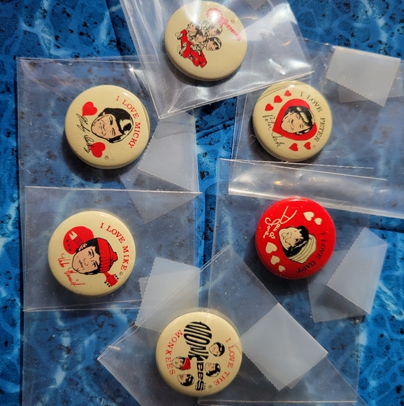 Vintage Monkee pins, set of six, one of each Monkee & two Monkees ones. - Picture 2 of 7